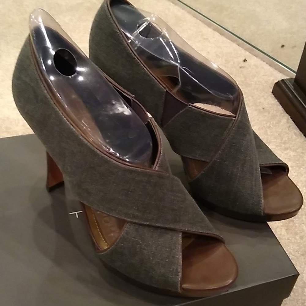 Tahari denim and leather heels, peep toe, blue, black, brown - Picture 7 of 11